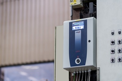 Bild 3: Je nach Schichtbetrieb und Wärmebedarf kann Dexion jede Heizzone einzeln regeln. Basis dafür ist das mehrfach patentierte Steuerungssystem CELESTRA. (Quelle: KÜBLER Energiesparende Hallenheizungen) Bild 3: Je nach Schichtbetrieb und Wärmebedarf kann Dexion jede Heizzone einzeln regeln. Basis dafür ist das mehrfach patentierte Steuerungssystem CELESTRA. (Quelle: KÜBLER Energiesparende Hallenheizungen)